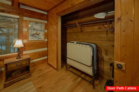 2 Bedroom Cabin Sleeps 6 Roll Away Bed - Two Cubs Den