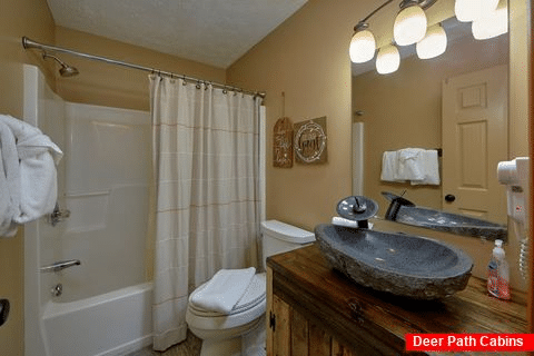 Gatlinburg Cabin with 2 Private bathrooms - Little Wren