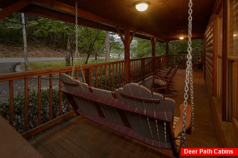 2 bedroom Gatlinburg cabin with porch swing - Little Wren