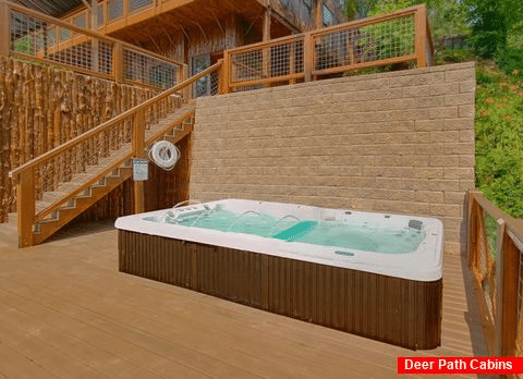 Luxury Cabin with a Swim Spa Pool and Hot Tub - River Mist Lodge