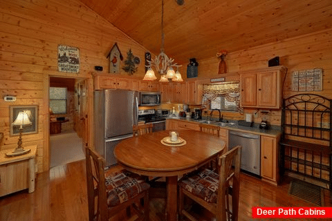 4 bedroom cabin with Spacious Dining Room - Hillbilly Hideaway
