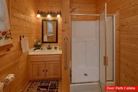 4 bedroom cabin with Private Master Bath - Hillbilly Hideaway