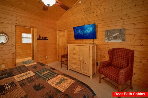 Rustic cabin with King Bedroom on main level - Hillbilly Hideaway