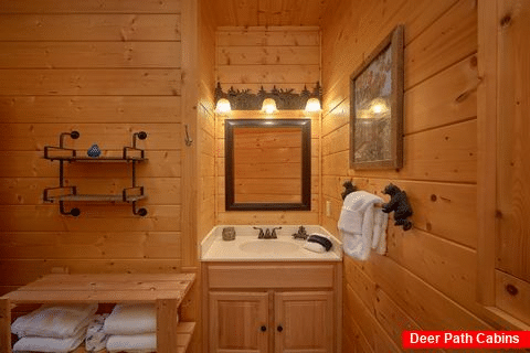 Spacious Master bath in 4 bedroom cabin rental - Hillbilly Hideaway