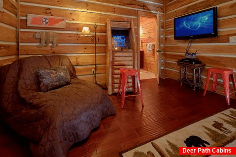 4 Bedroom cabin with Arcade game in Game room - Hillbilly Hideaway