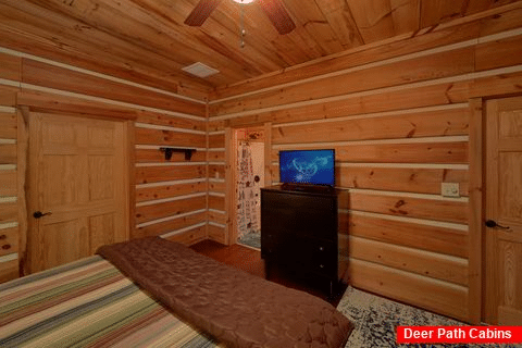 Private King bedroom with TV in 4 bedroom rental - Hillbilly Hideaway