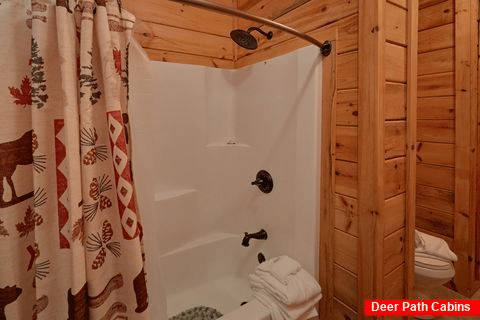 Luxury 4 bedroom cabin with 3 Private Baths - Hillbilly Hideaway