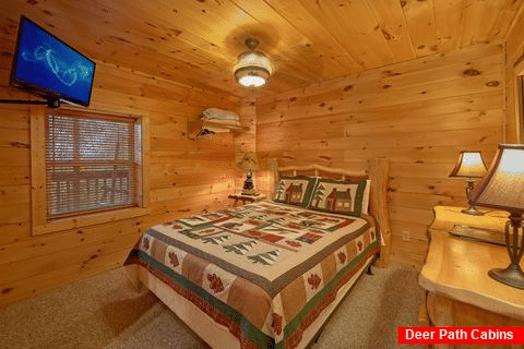 Queen Bedroom with Flatscreen TV Sleeps 12 - Big Bear Lodge