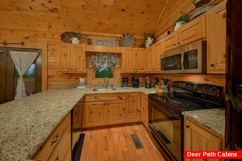 Luxury cabin with full kitchen and 2 bedrooms - Autumn Breeze