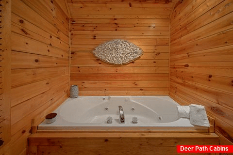  Cabin with private Jacuzzi in Master Bedroom - Autumn Breeze