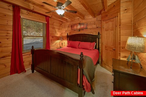 King Bedroom with Flatscreen TV - Major Oaks