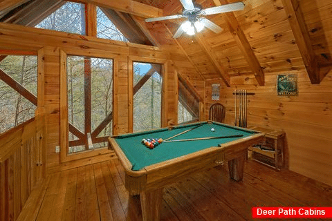 Loft Game Room with Pool Table - Major Oaks