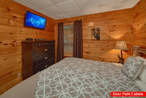 King Bedroom with Flatscreen TV - Major Oaks