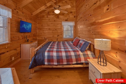 King Bedroom with Flatscreen TV and WiFi - Smoky Hilltop