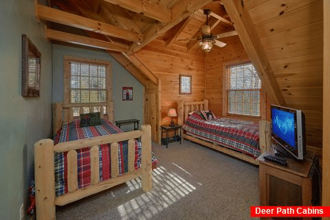 Beautiful 5 Bedroom Cabin Sleeps 20 - Mystic Ridge