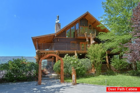 Luxury 5 bedroom cabin with Mountain Views - Majestic Peace