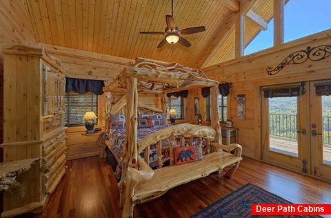 Master bedroom with King bed in 5 bedroom cabin - Majestic Peace
