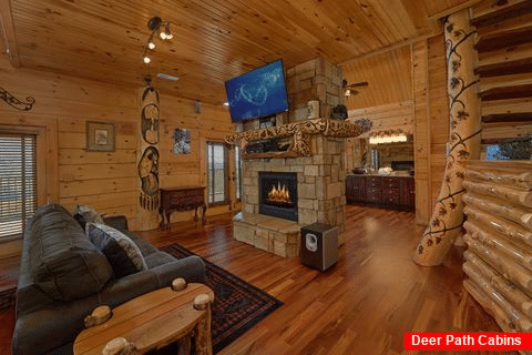 5 bedroom cabin with fireplace in Master Bedroom - Majestic Peace