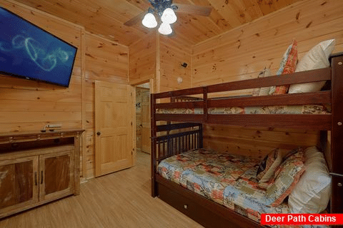 4 bedroom cabin with bunk bedroom and TV - Absolutely Viewtiful
