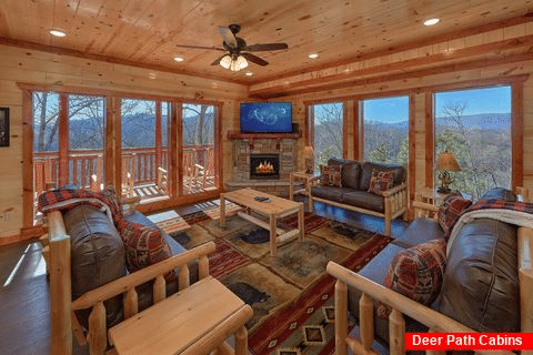Spacious Living Room with Cable TV and Fireplace - Splashin On Smoky Ridge