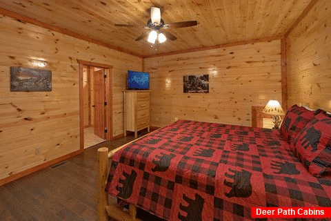 Spacious King Bedroom with Flatscreen TV - Splashin On Smoky Ridge