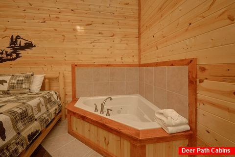 Master Bedroom with Large Jacuzzi - Splashin On Smoky Ridge