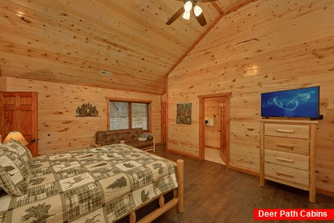 King Bedroom with Flatscreen TV Sleeps 17 - Splashin On Smoky Ridge