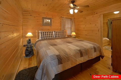 Main Floor Bedroom Gatlinburg Cabin Sleeps 8 - American Honey