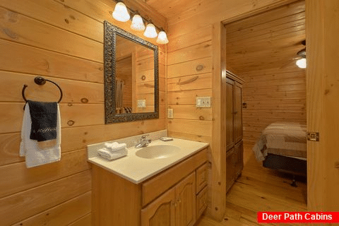 Master Suite with Full Bathroom Gatlinburg Cabin - American Honey