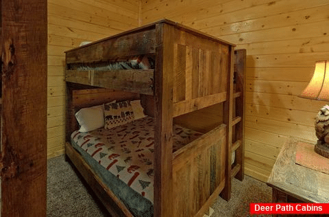 Queen bunkbeds for 4 guests in 9 bedroom cabin - Summit View Lodge