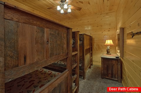 9 bedroom cabin with 2 sets of Queen Bunk beds - Summit View Lodge