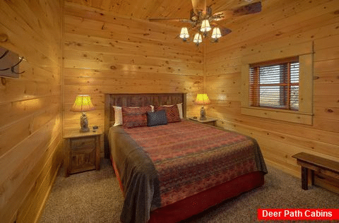 Premium 9 bedroom cabin rental with King Bedroom - Summit View Lodge