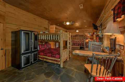 Cabin with bunk beds, a King bed and kitchenette - Majestic Peace