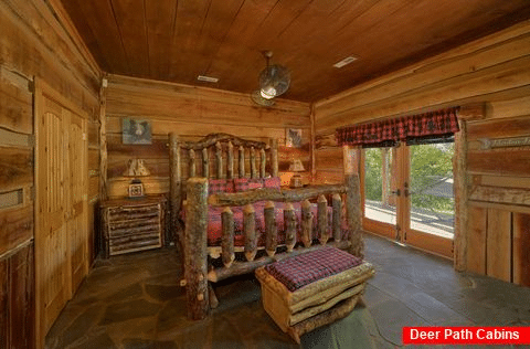 Luxurious King bed in 5 bedroom cabin rental - Majestic Peace