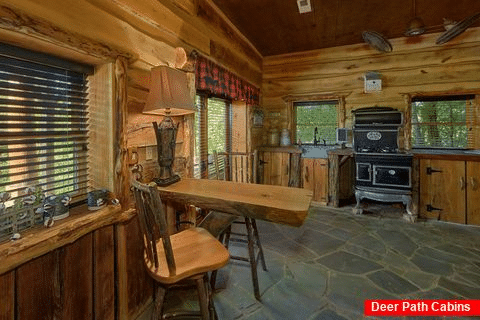 Premium 5 bedroom cabin with two full kitchens - Majestic Peace