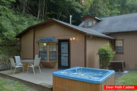 Large Yard and Private Hot Tub 2 Bedroom Cabin - Can't Bear To Leave