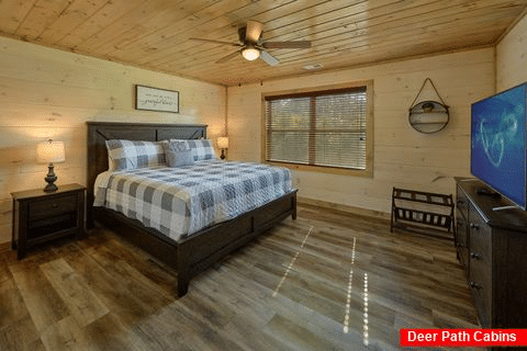 Main Floor Bedroom 4 Bedroom Cabin Sleeps 14 - Dream Mountain Cove