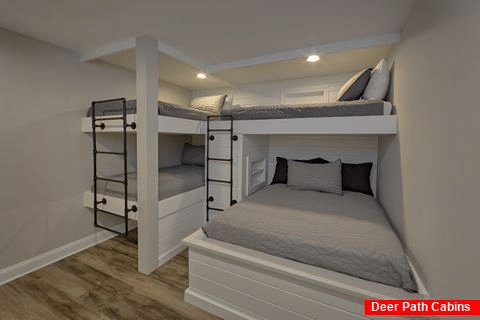 Bunk Beds for 5 guests in Luxury cabin rental - A Castle in the Clouds