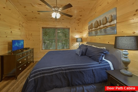 King bedroom with bath in 5 bedroom cabin rental - A Mountain Palace