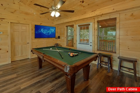 5 Bedroom Cabin with Pool Table - A Mountain Palace