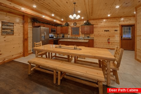 6 Bedroom Cabin with Large Dining Area - Splashin On Majestic Mountain