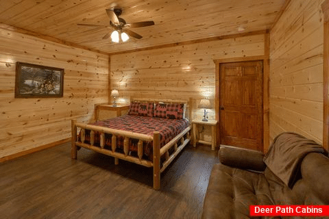King Bedroom with Futon and Cable TV - Splashin On Majestic Mountain
