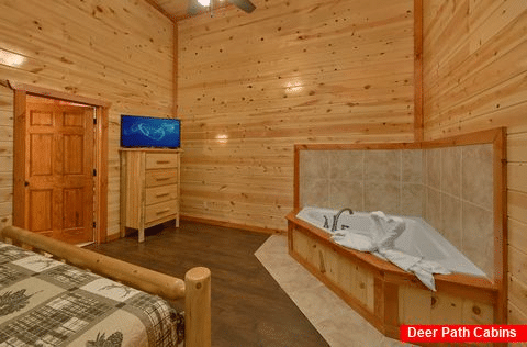 King Bedroom with Jacuzzi and Flatscreen TV - Splashin On Majestic Mountain