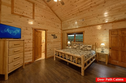 King Suite with Cable TV and Connecting Bathroom - Splashin On Majestic Mountain