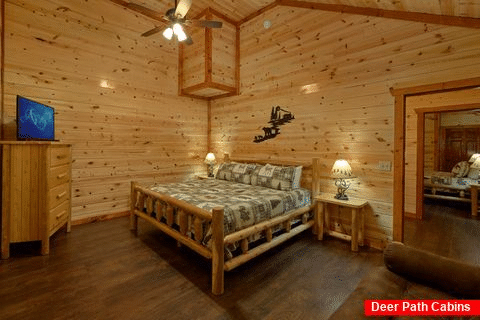 King Bedroom with Flatscreen TV - Splashin On Majestic Mountain
