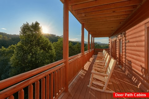 Large Cabin with Mountain View and WiFi - Splashin On Majestic Mountain