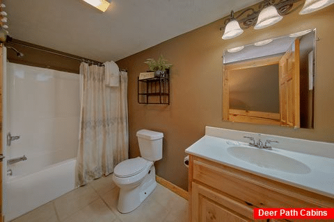 2 Private Bathrooms in 2 bedroom cabin rental - Autumn Breeze