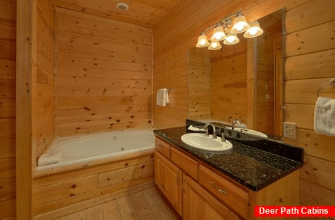 Master Suite Bath Room Cabin Sleeps 22 - Lookout Lodge