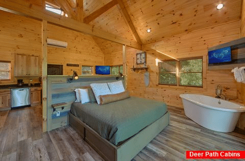 Luxurious Honeymoon cabin with King Bed - Tennessee Treehouse