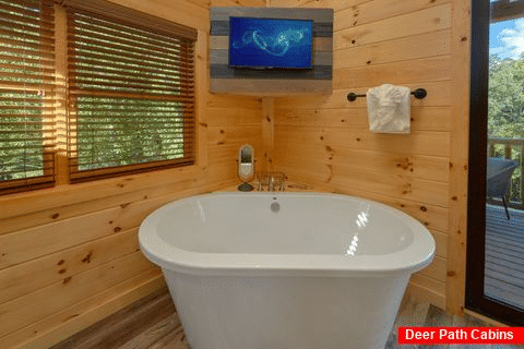 Cabin rental with private tub, TV and King bed - Tennessee Treehouse